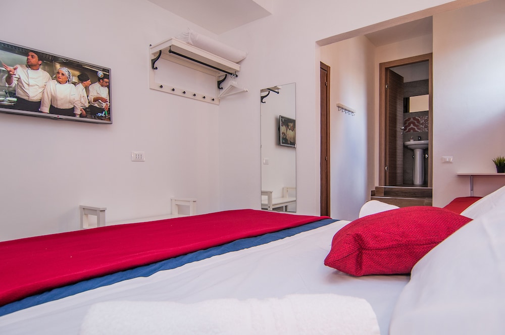 Economy Double Room, 1 Queen Bed photo 3