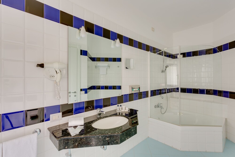 Suite - Photo 5
