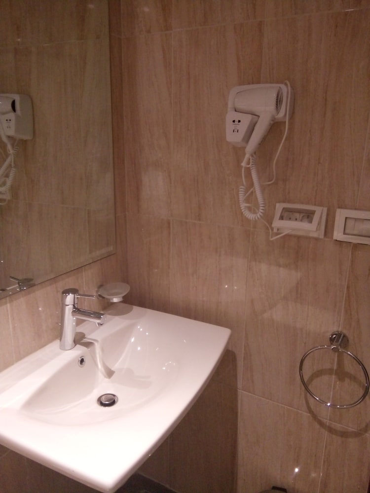 Deluxe Room, 2 Twin Beds, Pool View - Photo 10