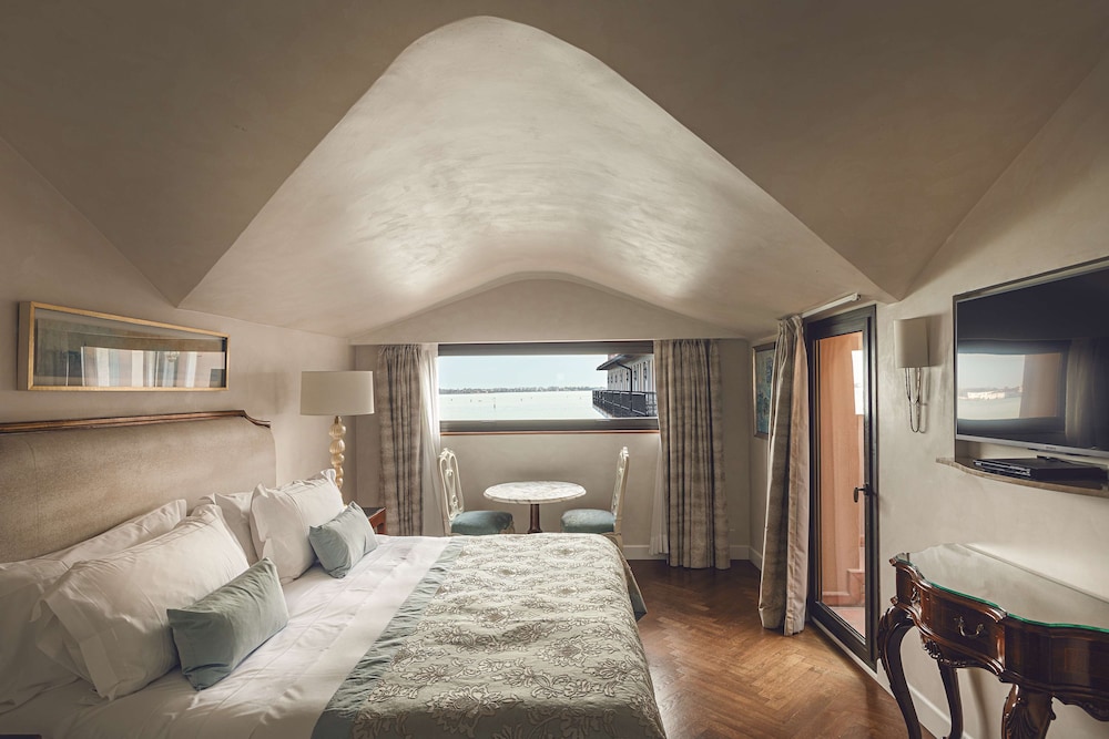 Junior Suite, Lagoon View (with Balcony or Terrace)