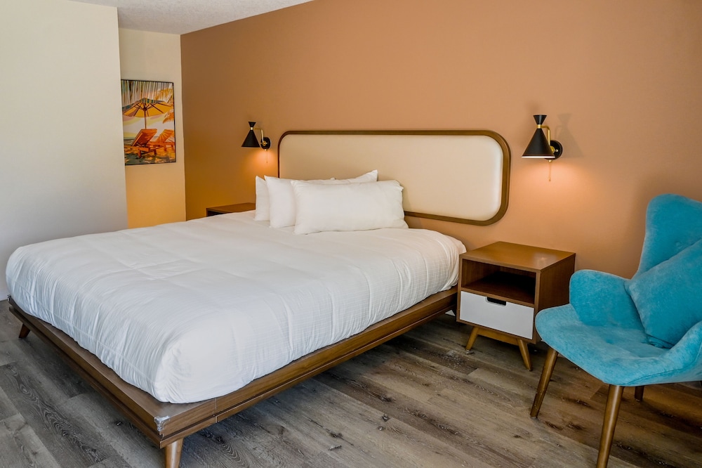 Premium Room, 1 King Bed, Patio, Pool View, Accessible - Photo 4