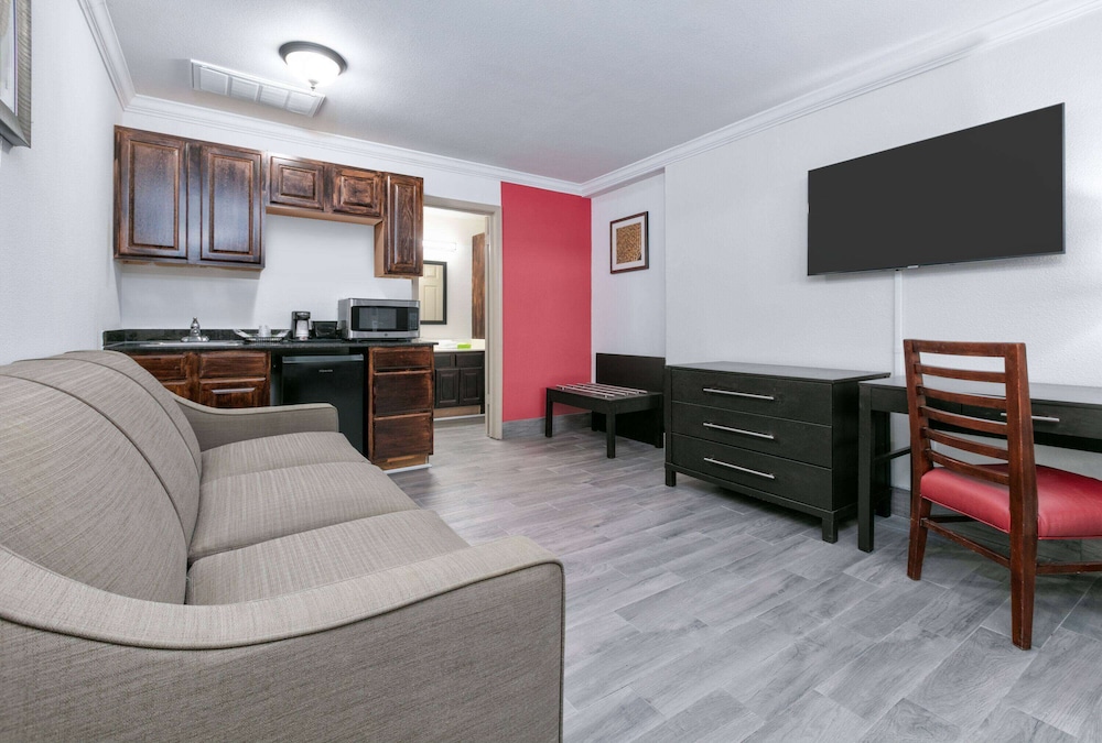 Suite, 1 Queen Bed, Non Smoking, Poolside (Interior) - Photo 2