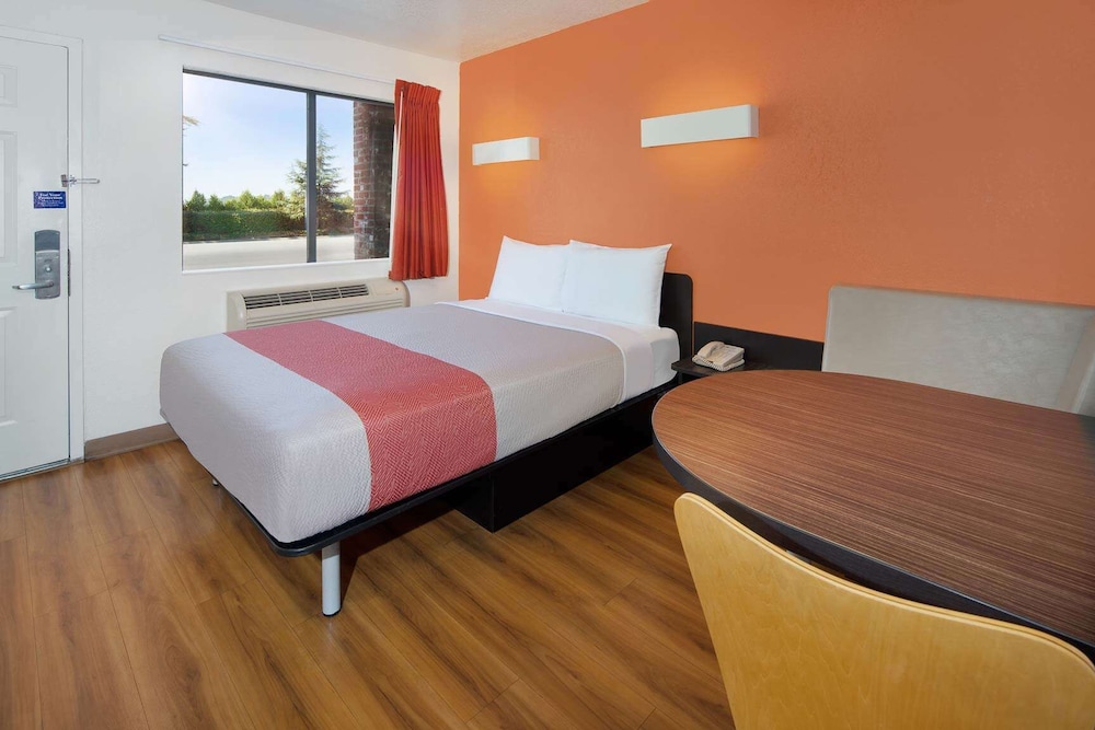 Standard Room, 1 Queen Bed, Non Smoking photo 1