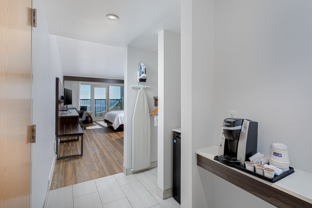 Standard Room, 1 King Bed, Accessible Bathtub (Communications) - Photo 5