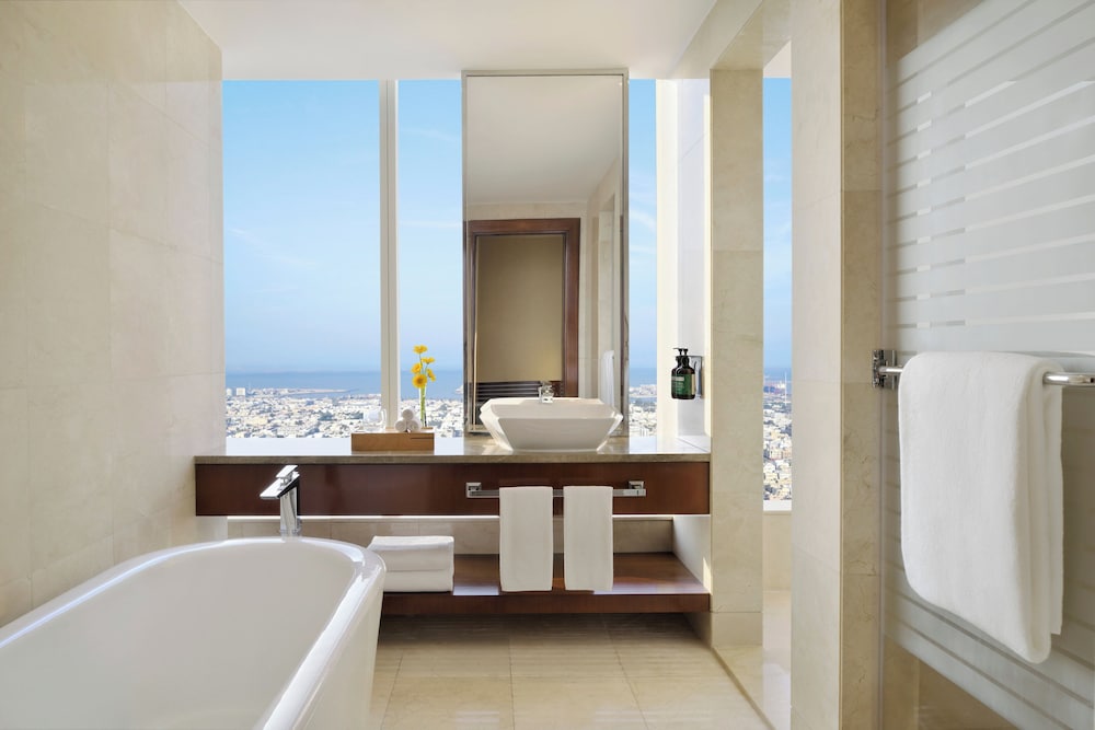 Club Room, 1 King Bed (Club Room Skyline View)