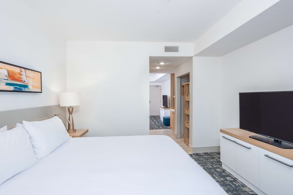 Suite, 1 Bedroom - Photo 2