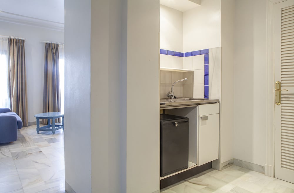 Superior Double Room (3 Adults) - Photo 9