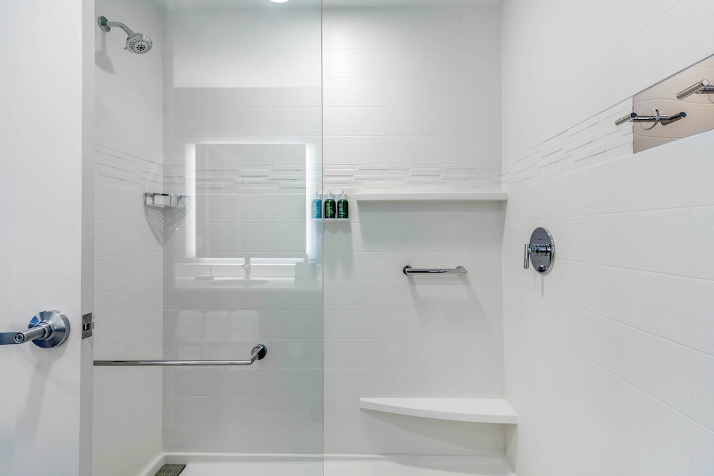Deluxe Room, 1 Bedroom (Mobility/Hearing Access, Roll-in Shwr) - Photo 5