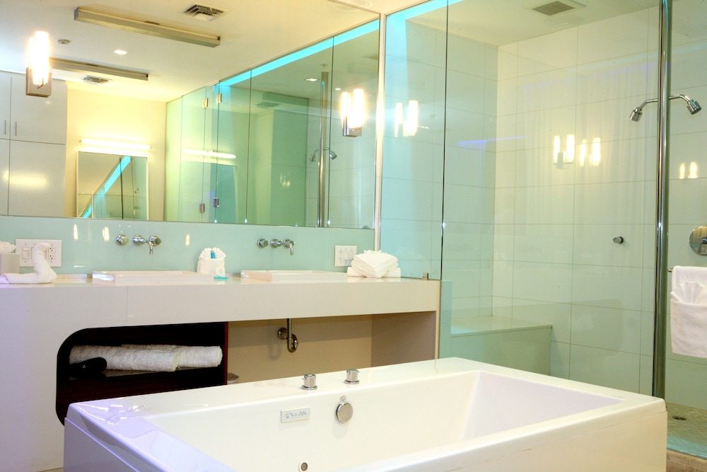 Suite, 1 King Bed (Inferno) - Photo 4