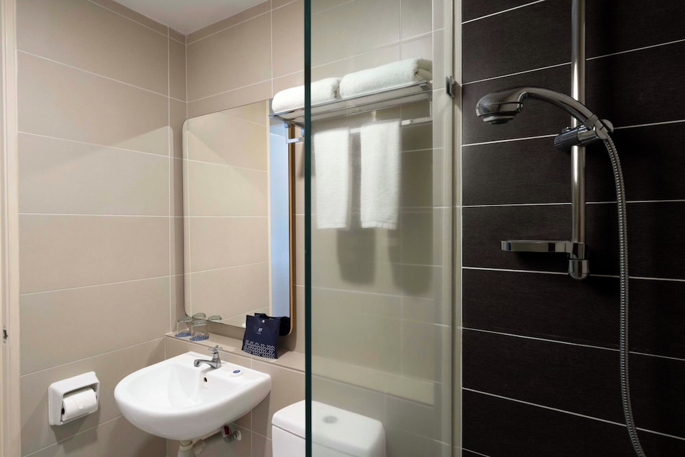 3 Bedroom Executive Suite Lakeview