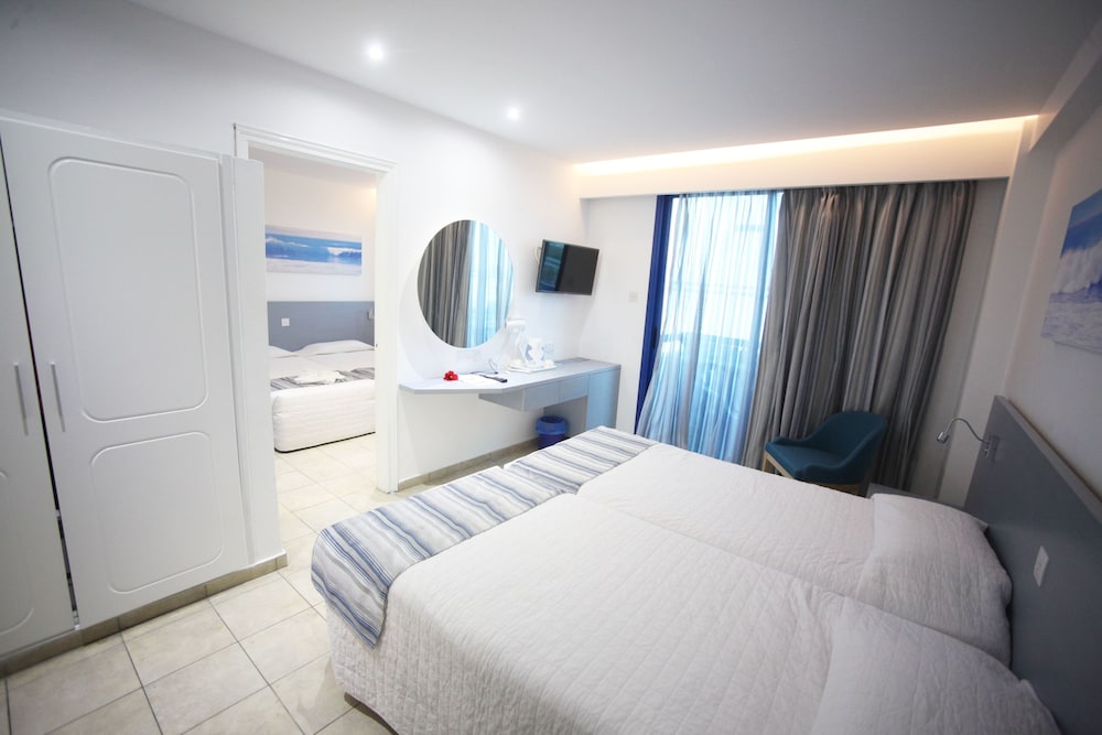 Superior Room, Partial Sea View (2 Twin Rooms Interconnecting Door) photo 1