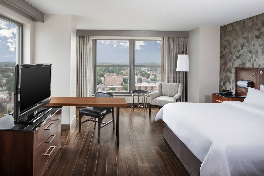 Room, 1 King Bed, City View, Corner - Photo 1