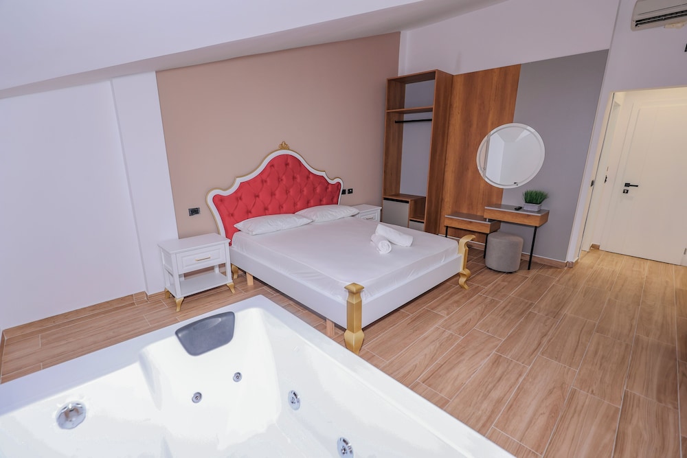 Suite, Hot Tub