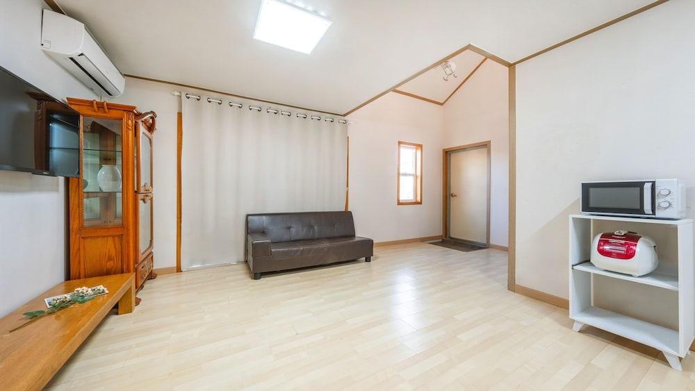 Basic Room, 1 Bedroom (A 301(Private room/private BBQ/Pet))