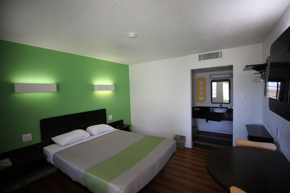 Deluxe Suite, 1 Queen Bed, Non Smoking, Kitchenette - Photo 1