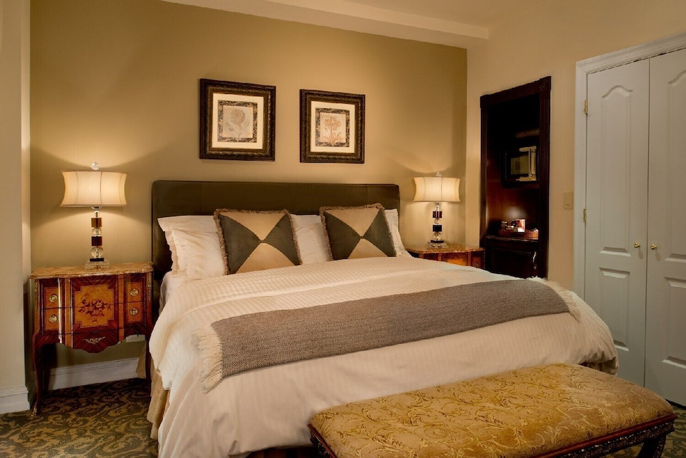 Deluxe Guestroom- King Bed photo 3