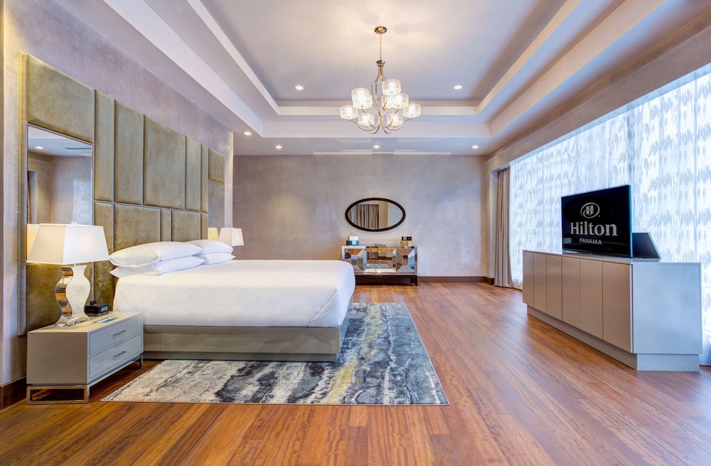 Superior King Room with Partial Ocean View thumbnail 6