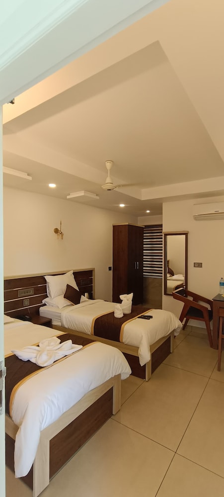 Superior Triple Room, City View photo 3