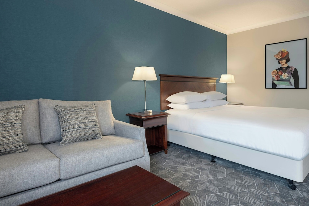 Deluxe Room, 1 King Bed with Sofa bed - Photo 4