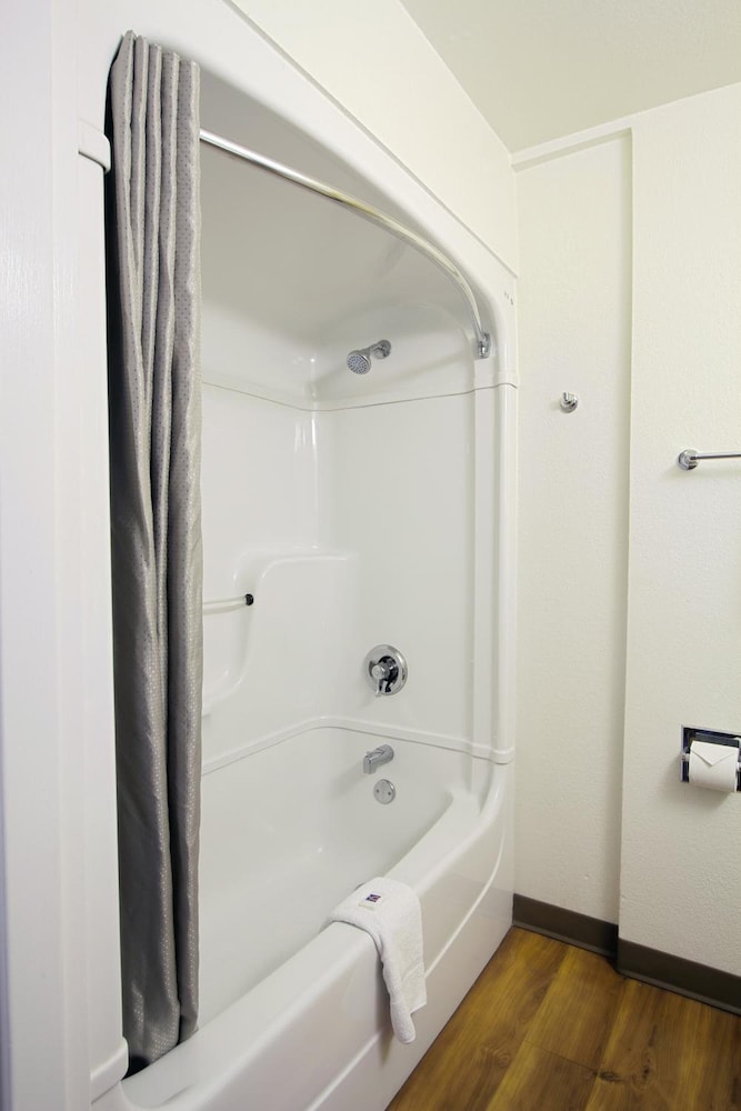 Deluxe Room, 2 Queen Beds, Non Smoking, Refrigerator & Microwave photo 3