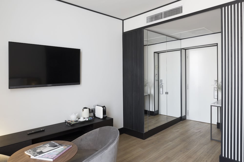 Superior Double Room, City View - Photo 4