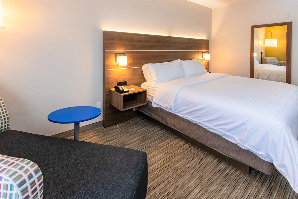 Standard Room, 1 King Bed (Walk In Shower) - Photo 8