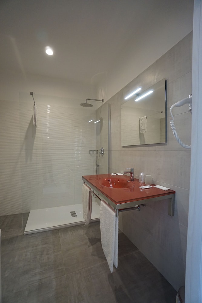 Deluxe Double Room, 1 Queen Bed (Accesible with shower) photo 2