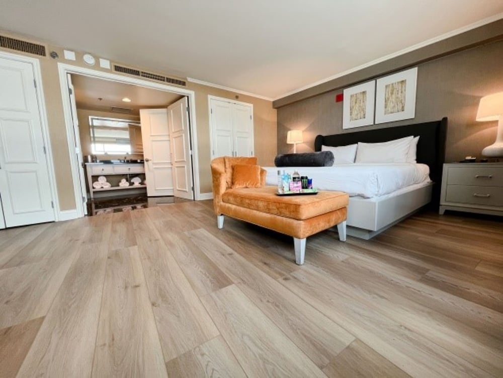 Suite, 1 King Bed (Two Room Commerce) photo 1