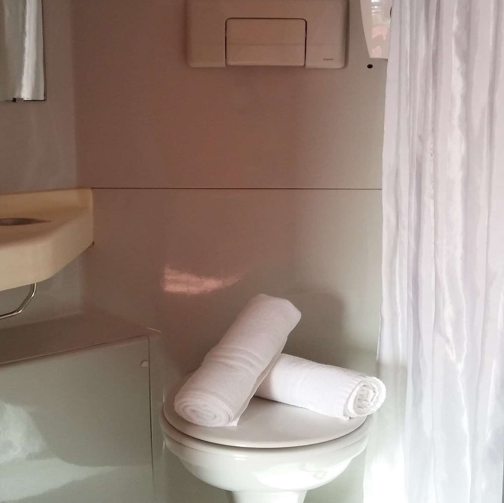 Standard Room, 3 Twin Beds - Photo 8