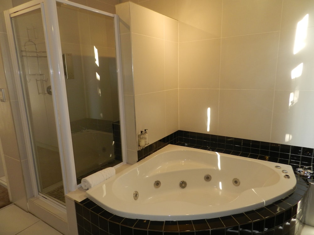De Luxe Suite: Edith Piaff photo 1
