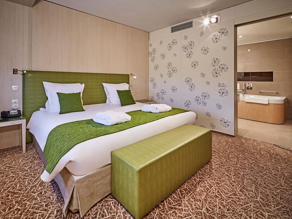 Junior Suite, 1 King Bed, Bathtub - Photo 1