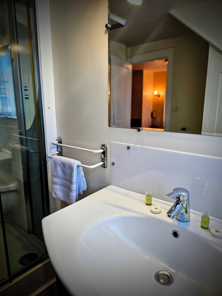 Economy Double Room, Balcony, City View photo 2