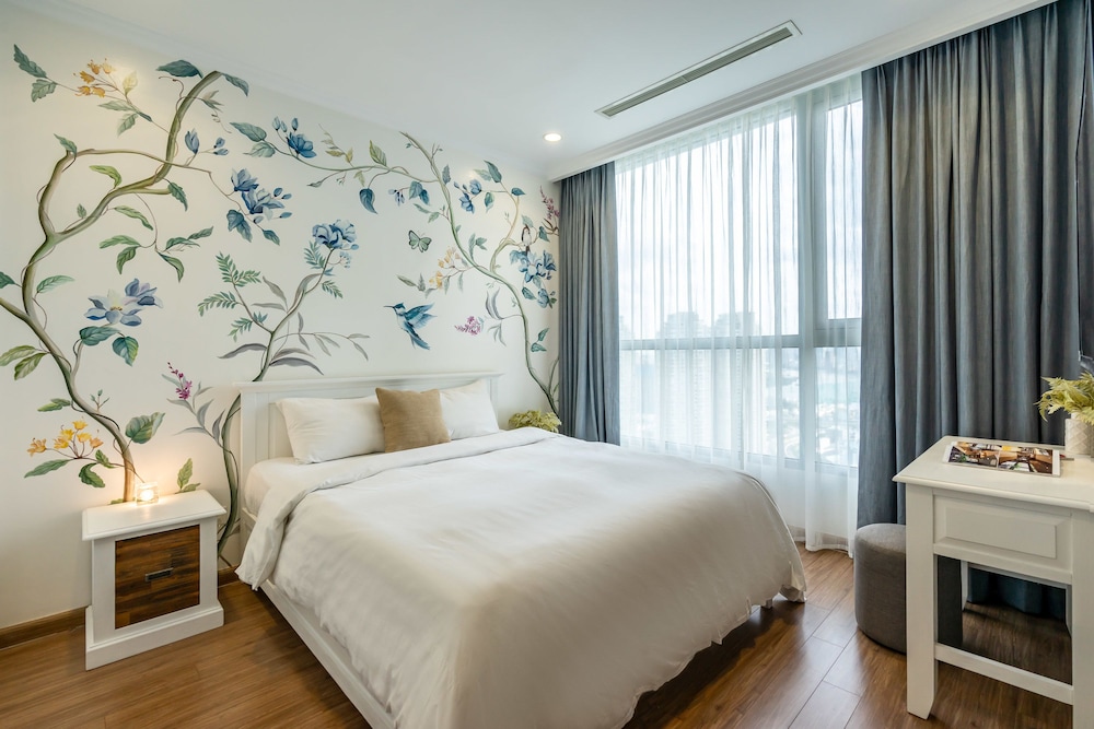 One-Bedroom Apartment with Balcony and City View photo 1