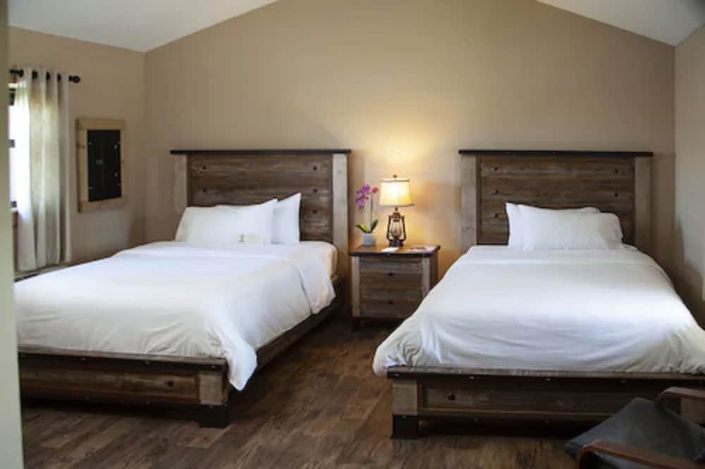Basic Cabin, 2 Queen Beds photo 1