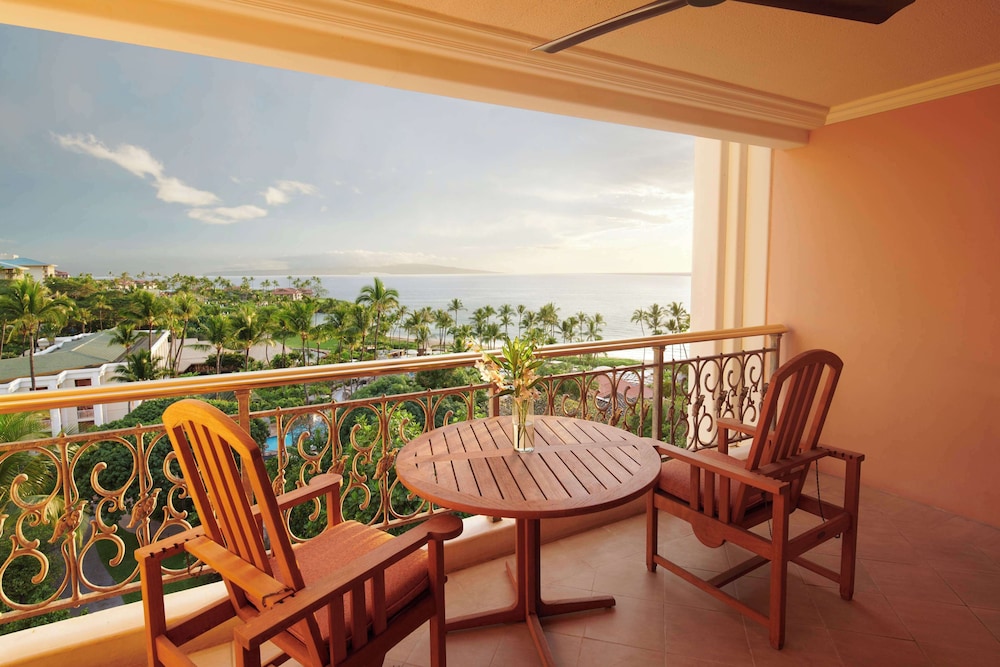 Deluxe Room, 1 King Bed with Sofa bed, Transfer Shower, Ocean View (Accessible Room)