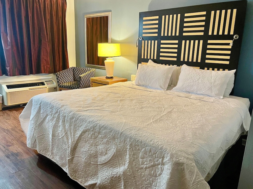 Standard Room, 1 King Bed, Non Smoking photo 1