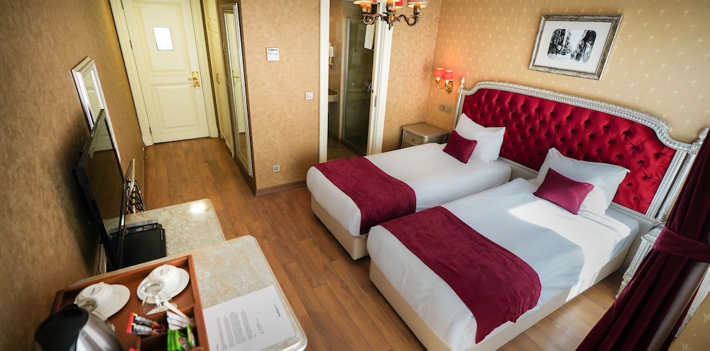 Deluxe Triple Room, City View photo 1