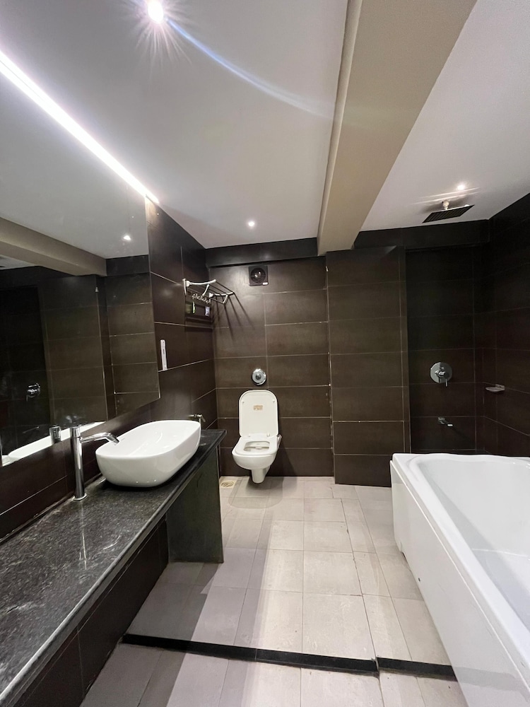 Luxury Suite - Photo 8