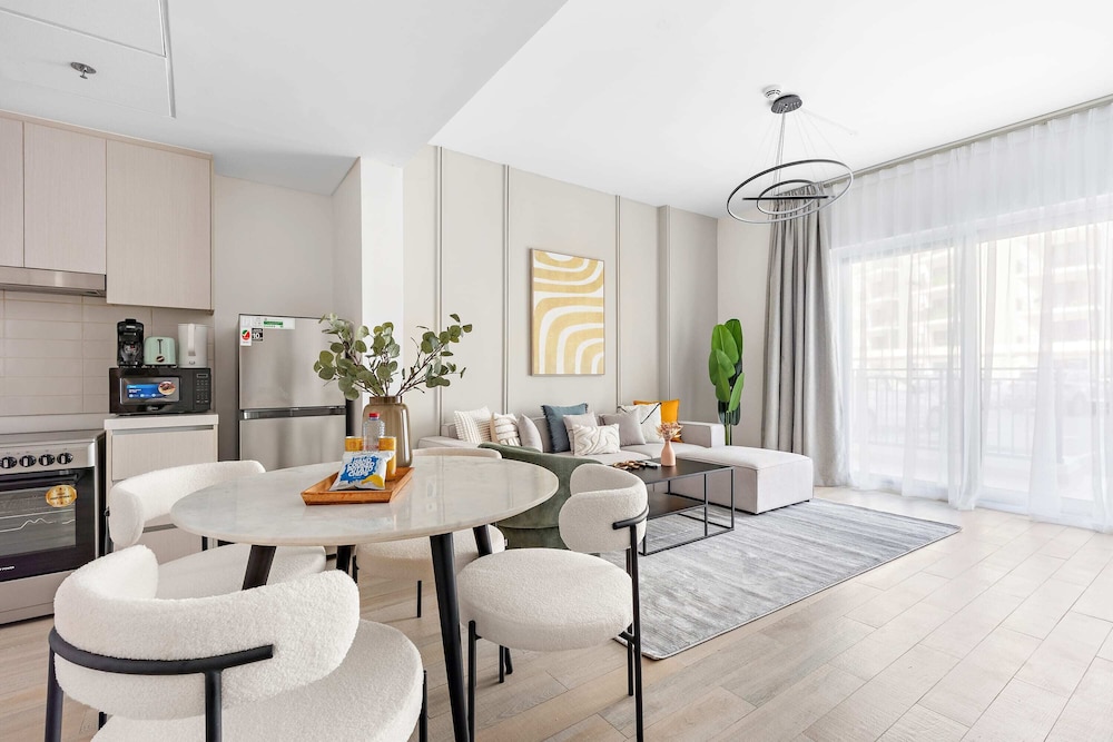 Grand Apartment, 1 King Bed, Refrigerator & Microwave