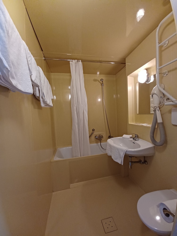 Standard Double Room - Photo 8