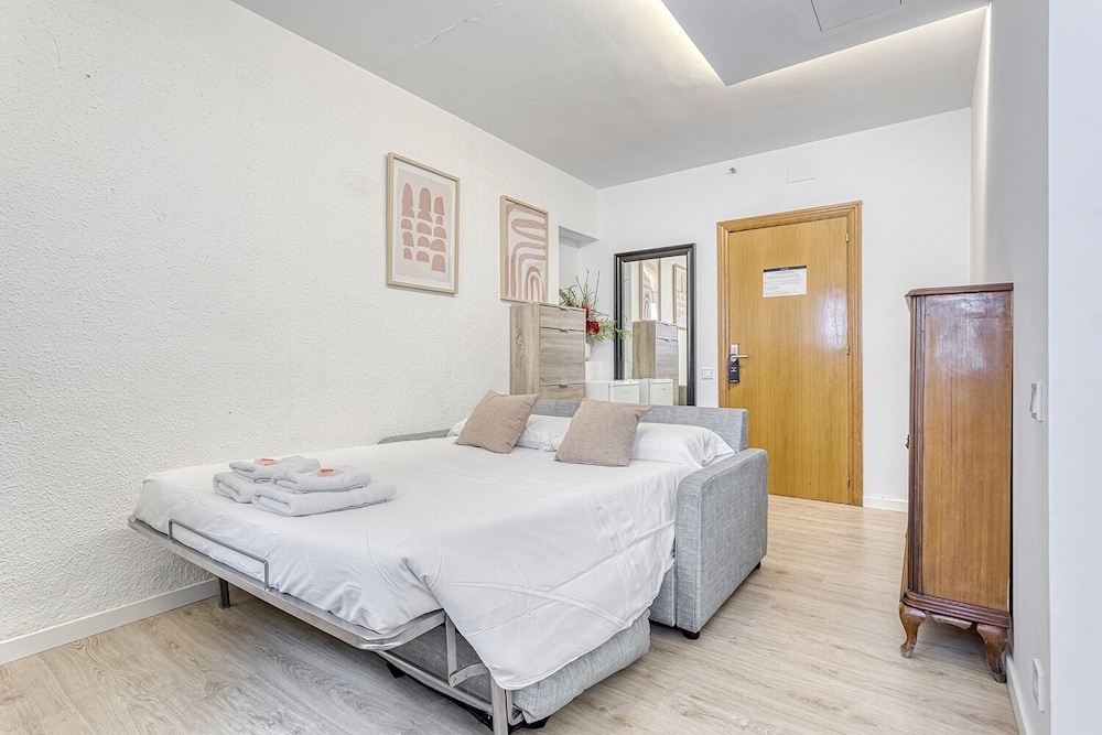 Basic Studio Suite, Non Smoking, City View photo 3