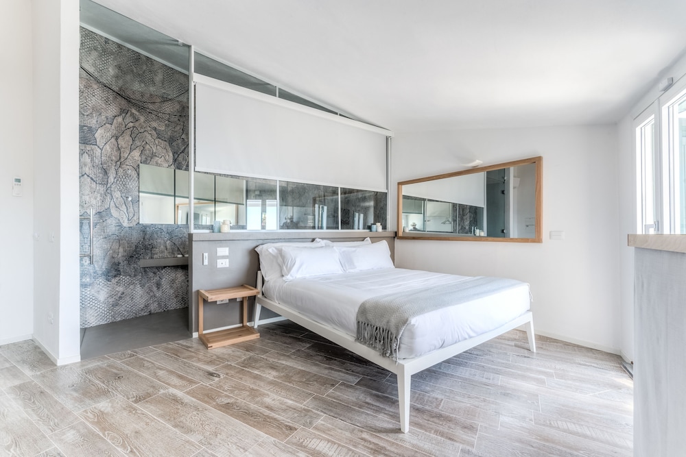 Honeymoon Suite photo 2