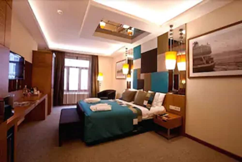Suite, Corner