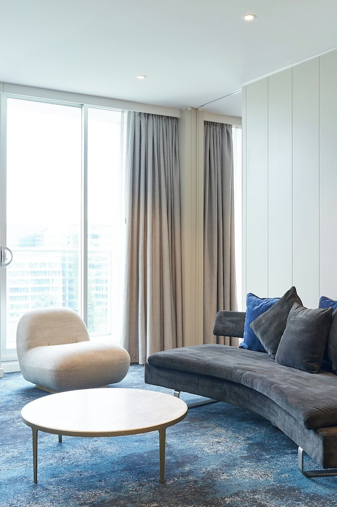 Deluxe Suite, 1 King Bed, Balcony, Park View