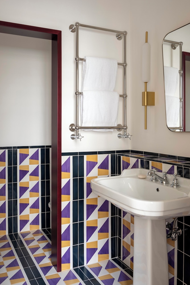 Superior Double Room thumbnail 5