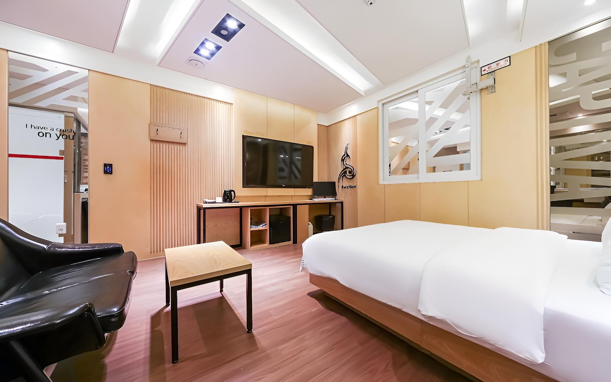 Room (Standard-Outdoor Parking Lot/Luxury B) - Photo 12