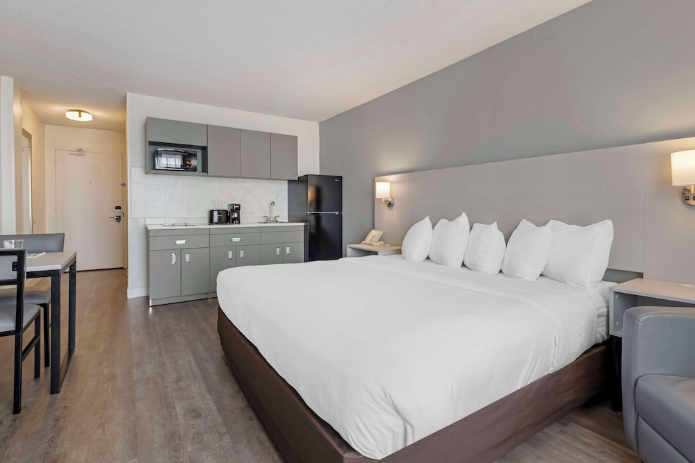 Suite, 1 King Bed, Accessible, Non Smoking - Photo 1