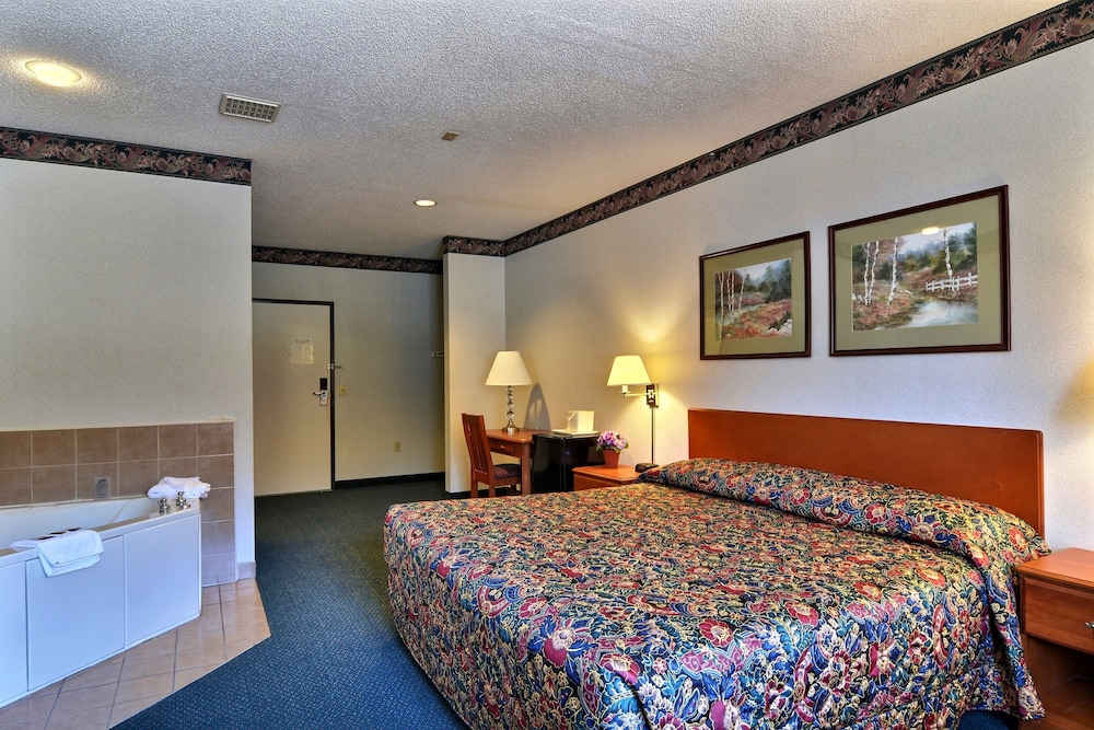 Standard Room, 2 Queen Beds, Smoking - Photo 5
