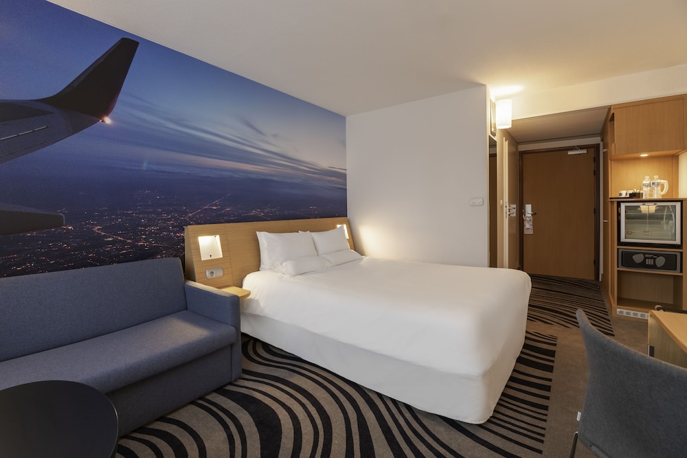 Executive Room, 1 Queen Bed with Sofa bed photo 2