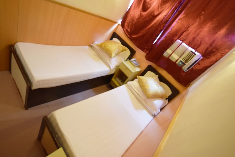 Basic Double Room, 2 Twin Beds, Non Smoking photo 3